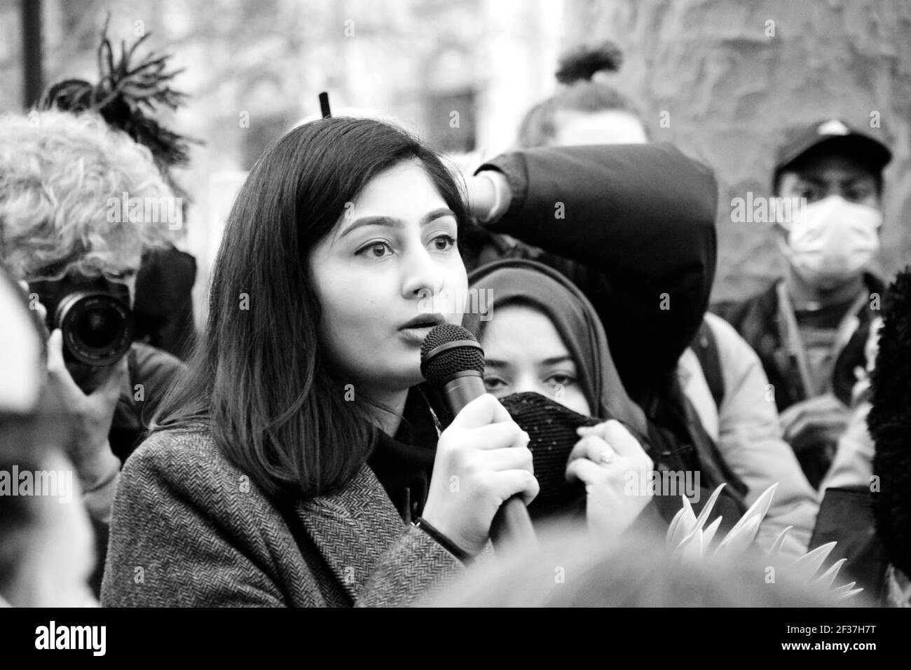 Zarah Sultana MP spricht bei der Mahnwache für Sarah Everard Auf dem Parliament Square 15th März 2021 Stockfoto