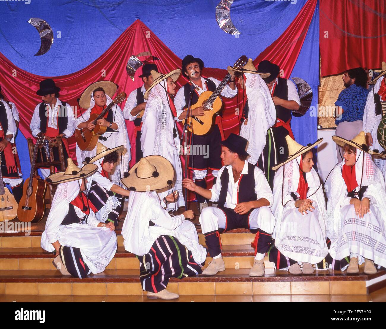 Gruppe von Musikern und Volkstänzern in Kanarische Kostüme, Caleta de Fuste, Fuerteventura, Kanarische Inseln, Spanien Stockfoto