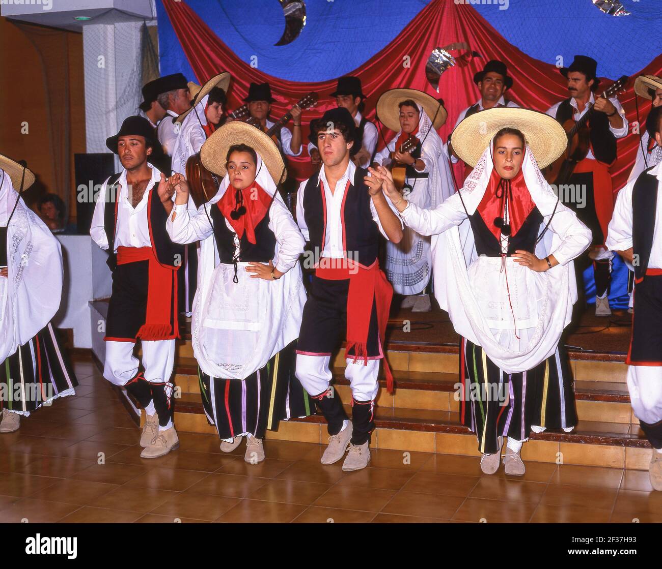 Gruppe von Musikern und Volkstänzern in Kanarische Kostüme, Caleta de Fuste, Fuerteventura, Kanarische Inseln, Spanien Stockfoto