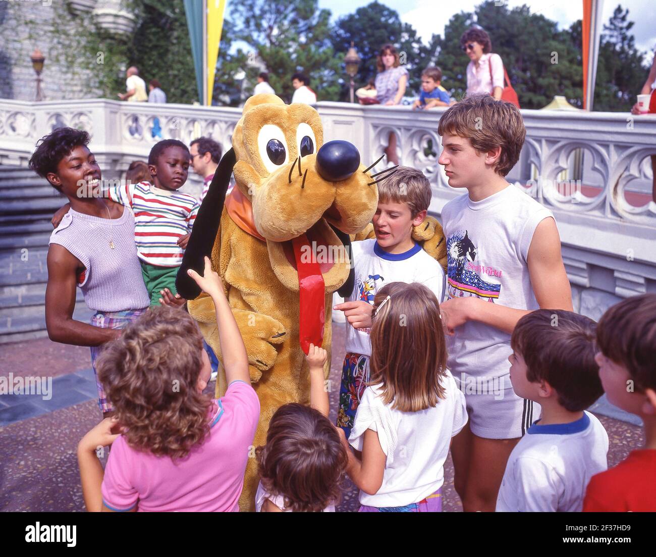 Kleine Kinder mit Pluto-Charakter, Fantasyland, Disneyland, Anaheim, Kalifornien, Vereinigte Staaten von Amerika Stockfoto