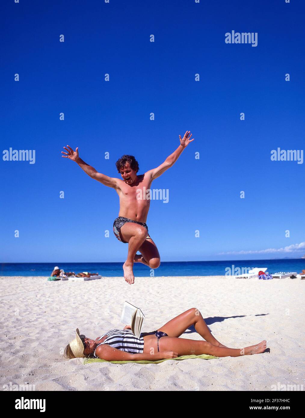 Pärchen genießen sich am Strand, Clearwater, Florida, Vereinigte Staaten von Amerika Stockfoto