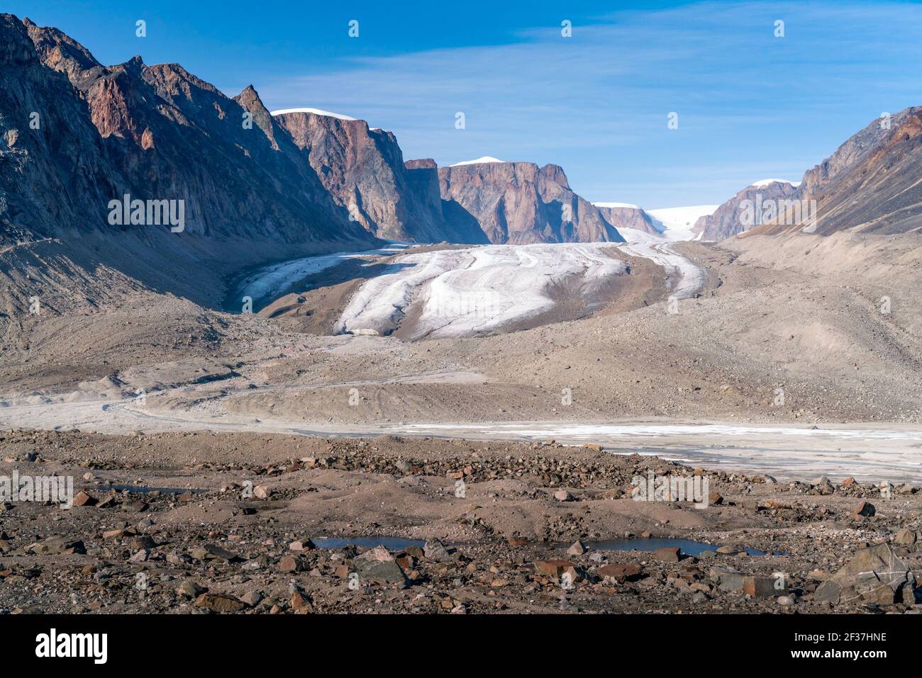 Die Sonne scheint über dem abgelegenen arktischen Tal des Akshayuk Pass, Baffin Island, Kanada. Blauer Himmel über Highway Gletscher. Arktischer Sommer in freier Wildbahn Stockfoto