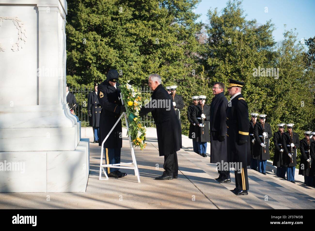 Premierminister von Australien legt einen Kranz am Grab des unbekannten Soldaten auf dem Nationalfriedhof von Arlington (23835500114). Stockfoto