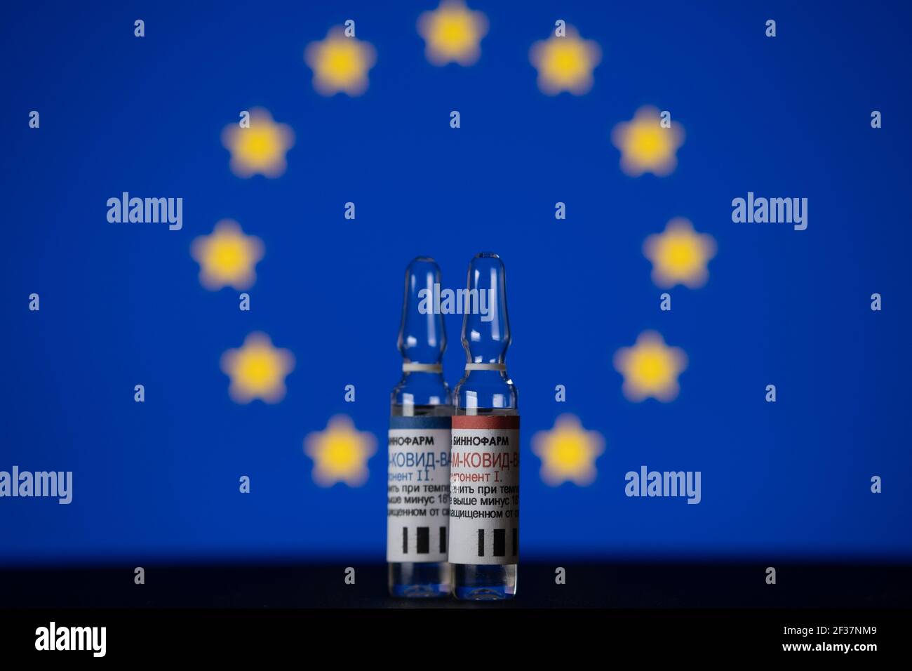 Russische Sputnik V-Impfstoff (GAM COVID) Vertretung Flaschen vorne in EU-Flagge. Etikettenübersetzung: 'BINNOFARM, COVID-VAC, Teil I, II. Speichertemperatur Stockfoto
