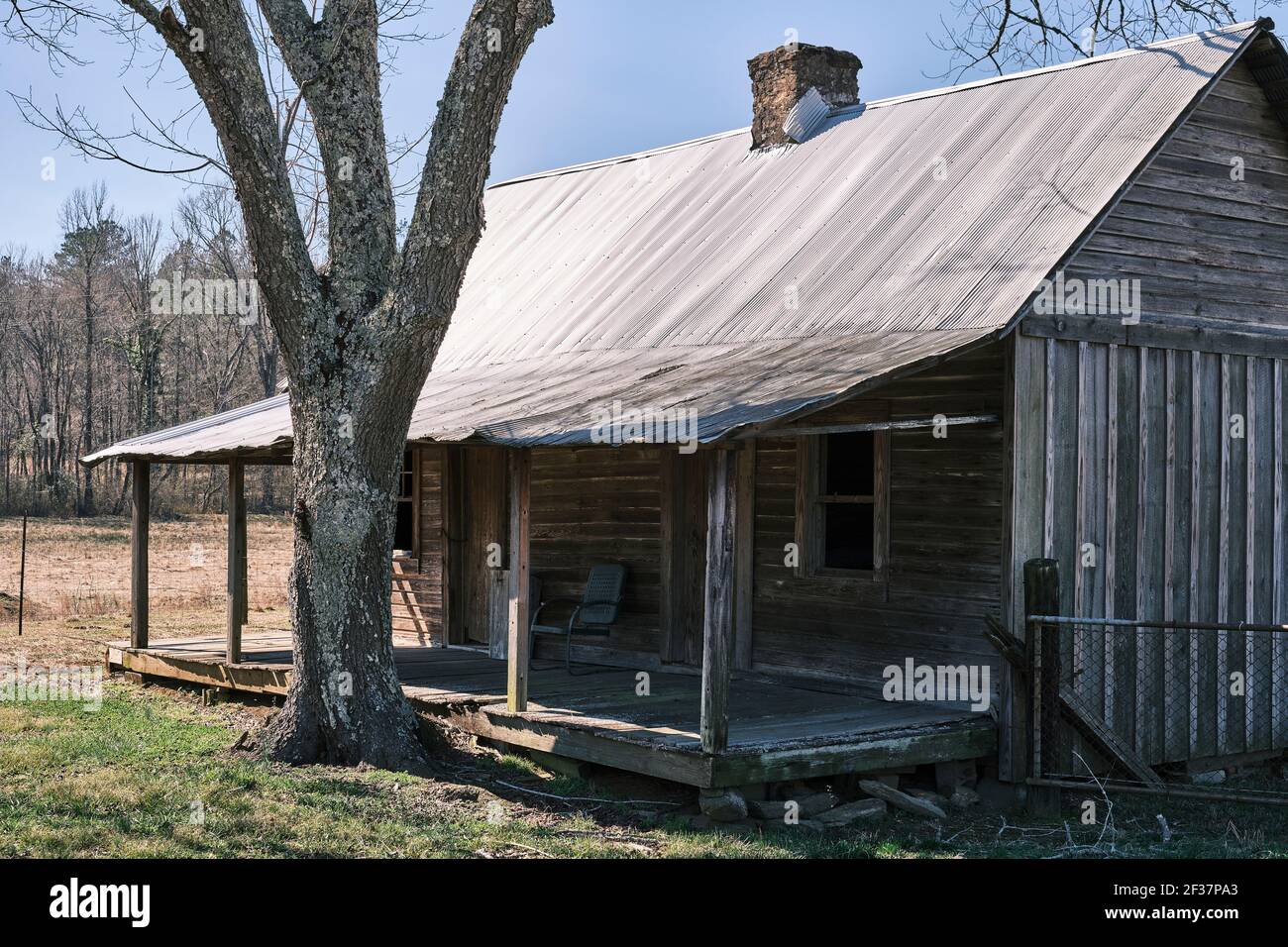 Alte verlassene Pioneer Holzhütte mit einer überdachten Veranda, im ländlichen Alabama, USA. Stockfoto