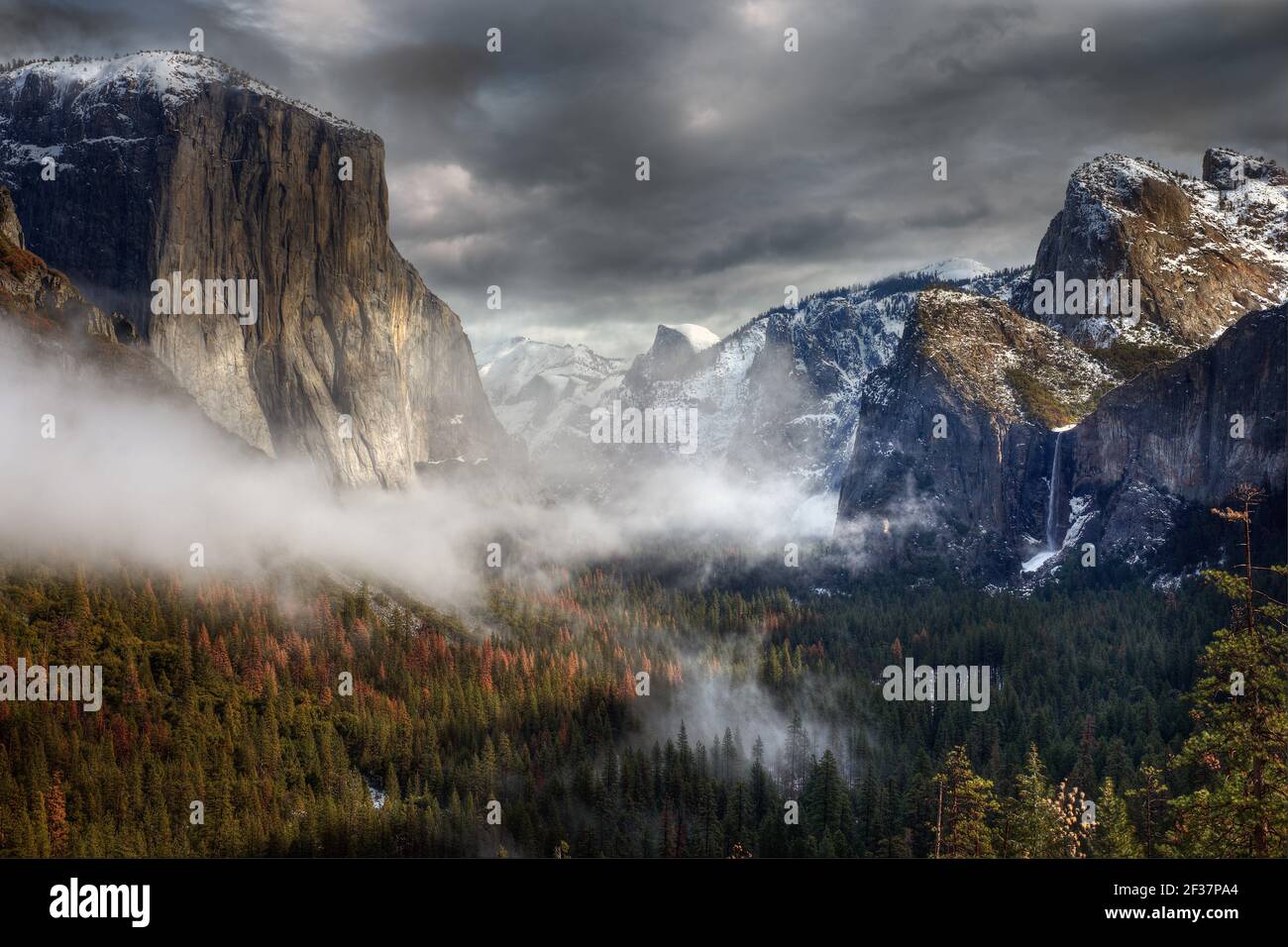 Yosemite Valley Blick im Winter nach einem Schneesturm bei Sonnenuntergang, Yosemite National Park, Kalifornien. Stockfoto