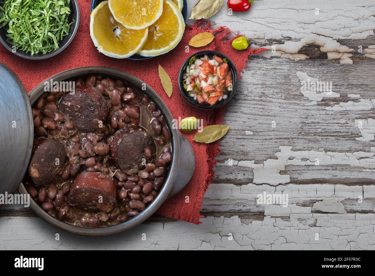 Feijoada Gericht der typischen brasilianischen Küche Draufsicht. Stockfoto