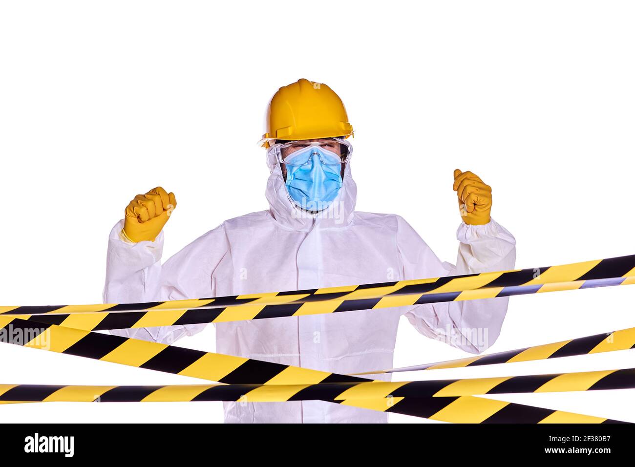 Gesundheitshelfer für Corona-Virus-Pandemie, trägt Schutzkleidung, schreit vor Wut und winkt wütend die Arme Stockfoto