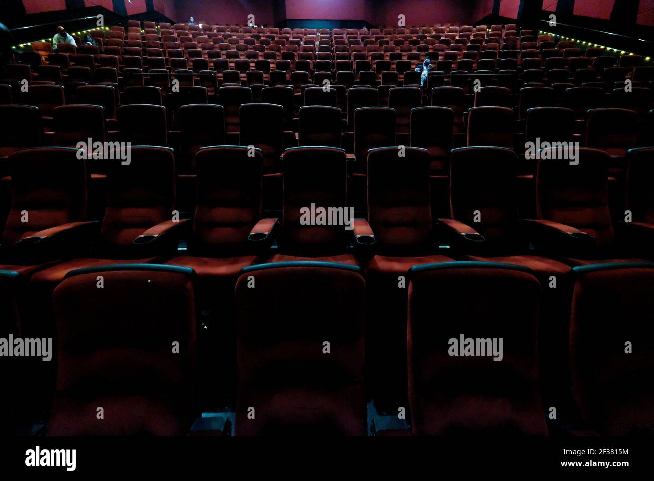 Los Angeles, Kalifornien, USA. März 2021, 15th. Kinobesucher, die am ersten Tag der Wiedereröffnung eines Kinos in gesellschaftlich entfernter Sitzanordnung im AMC Theatre sitzen, nachdem sie am 15. März 2021 aufgrund der COVID-19-Pandemie in Burbank, Kalifornien, geschlossen wurden. Los Angeles County Restaurants können wieder begrüßen Kunden in Innenräumen, und Kinos und Fitness-Center sind in der Lage, wieder zu öffnen, alle mit begrenzter Kapazität, mit der Grafschaft rückt heute in die weniger restriktive rote Stufe des Staates ''Blueprint für eine sichere Wirtschaft. Kredit: Ringo Chiu/ZUMA Wire/Alamy Live Nachrichten Stockfoto