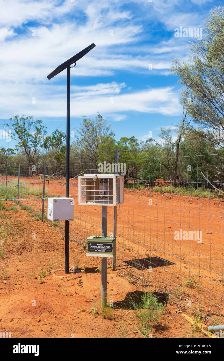 Ultraschallgerät zum Schutz von landwirtschaftlichen und landwirtschaftlichen Eigenschaften gegen Kängurus und Wildhunde, Queensland, QLD, Australien Stockfoto