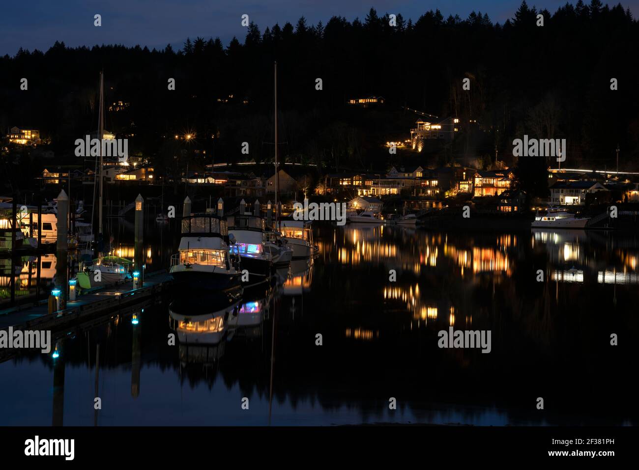 Dies ist die Marina in Gog Harbor, Washington. Das Bild wurde in der Dämmerung aufgenommen. Stockfoto