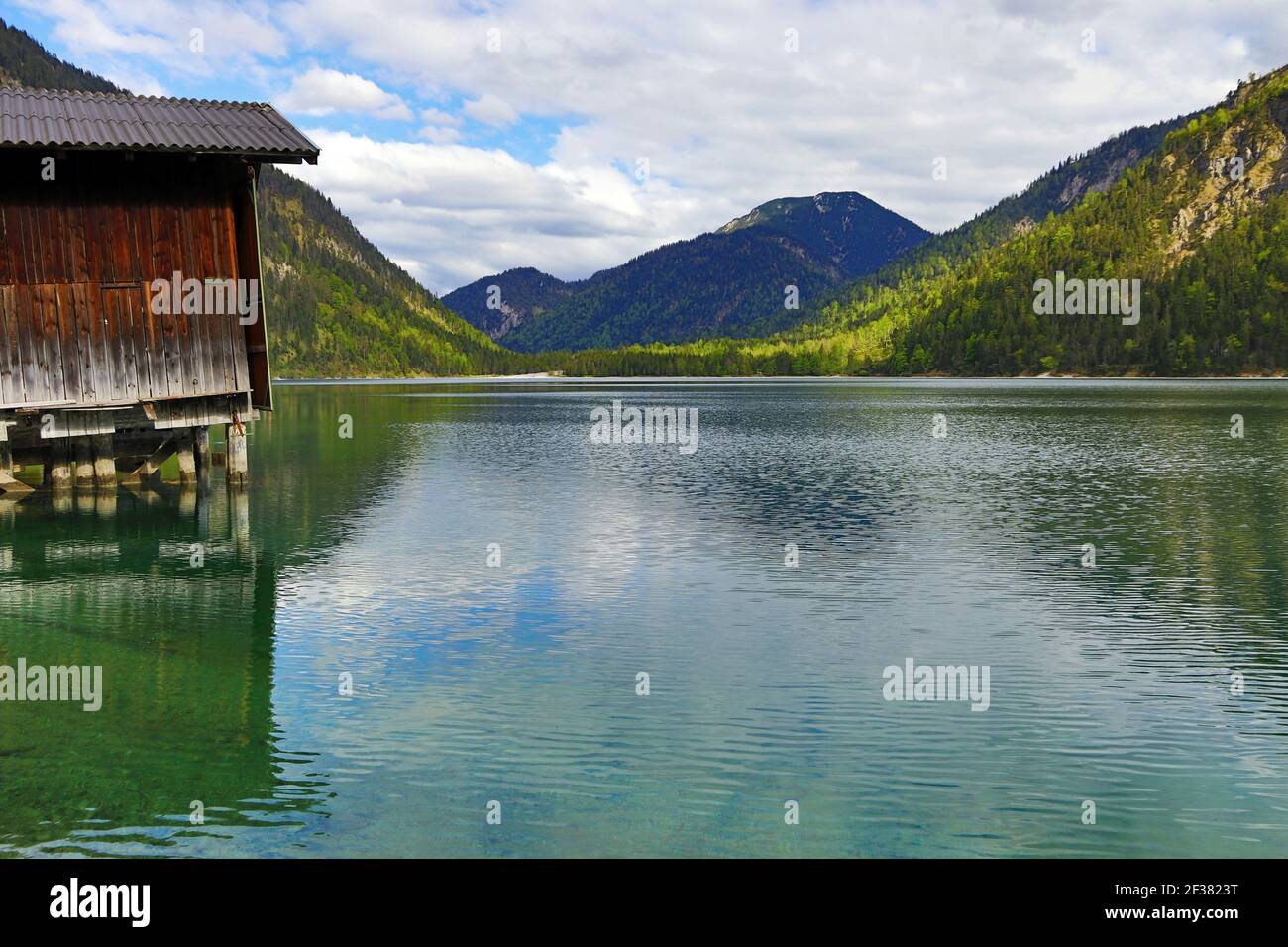 Der schöne Plan See mit Fischerhut in Österreich Stockfotografie - Alamy