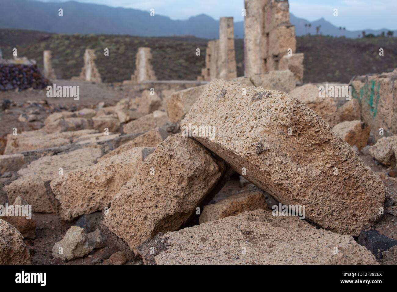 Nahaufnahme von Briks, die nach dem starken Calima-Wind von einer Wand in Konstruktion gefallen sind. Stockfoto