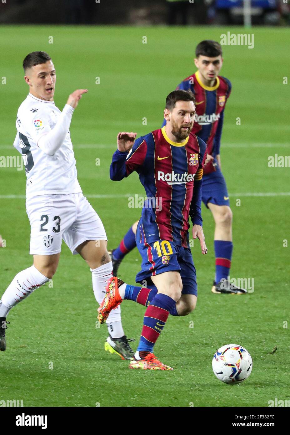 Barcelona. März 2021, 16th. Leo Messi (C) aus Barcelona tritt beim Fußballspiel der spanischen Liga zwischen Barcelona und SD Huesca in Barcelona, Spanien, am 15. März 2021 an. Quelle: Xinhua/Alamy Live News Stockfoto