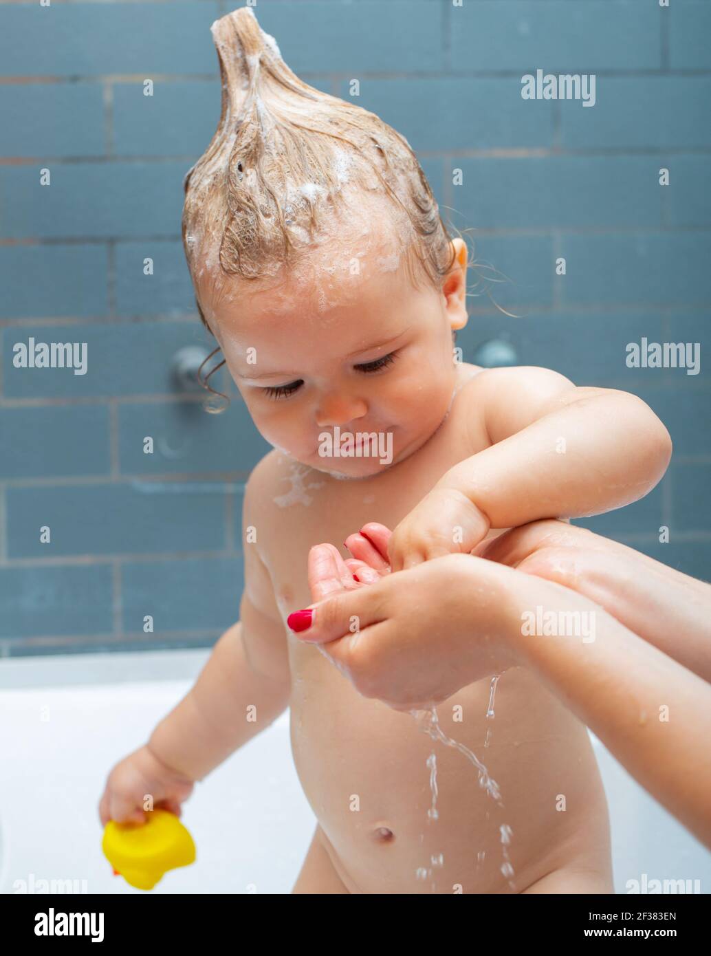 Lächelnd schönes Baby Baden in der Dusche. Waschen liebenswert Baby im  Badezimmer. Kind mit Seife flaugt auf die Haare, die baden. Nahaufnahme  Porträt von lächelndem Kind Stockfotografie - Alamy