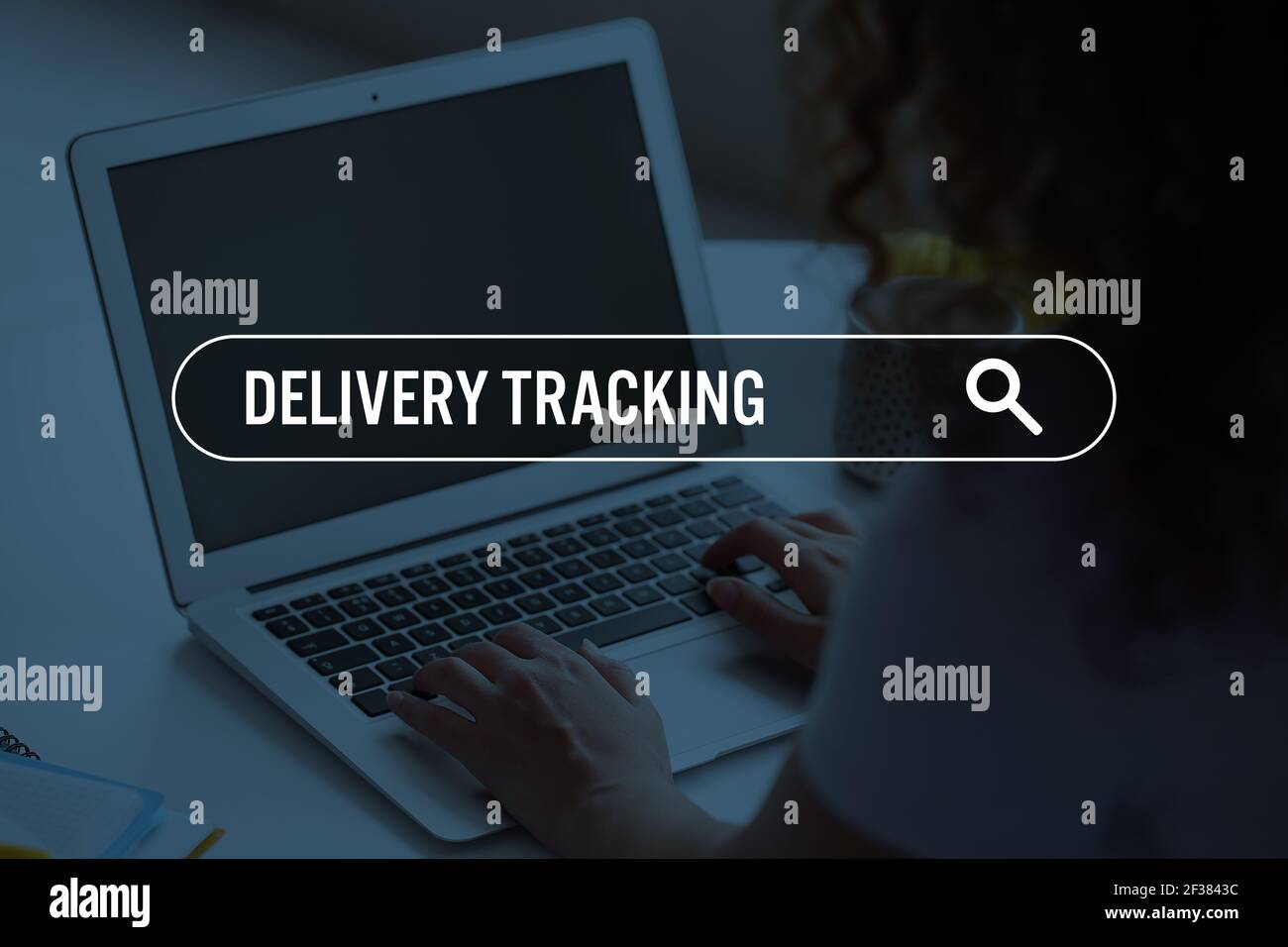 Frau mit Laptop mit Lieferservice-Anwendung Stockfoto