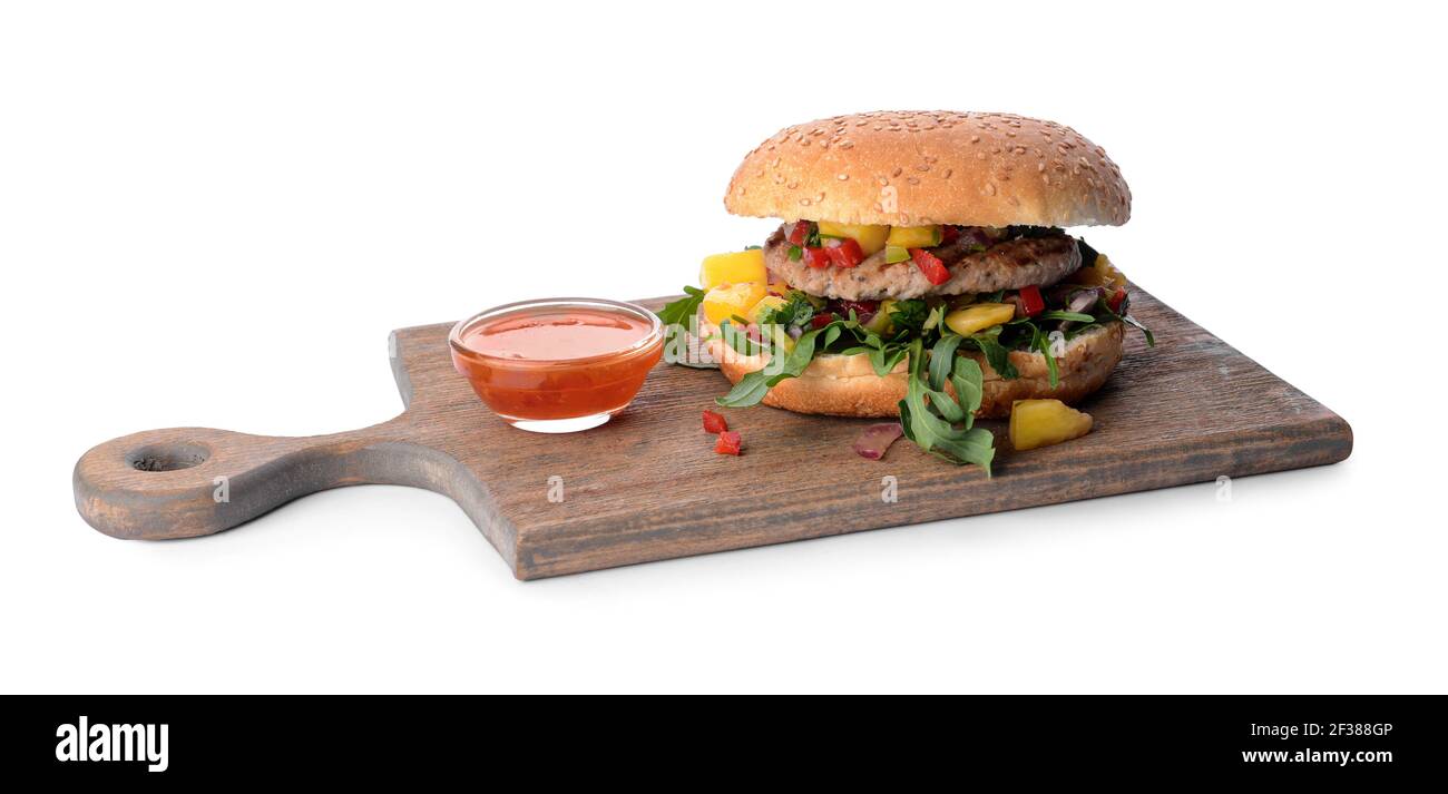 Burger mit schmackhafter Mango-Salsa und Sauce auf weißem Hintergrund Stockfoto