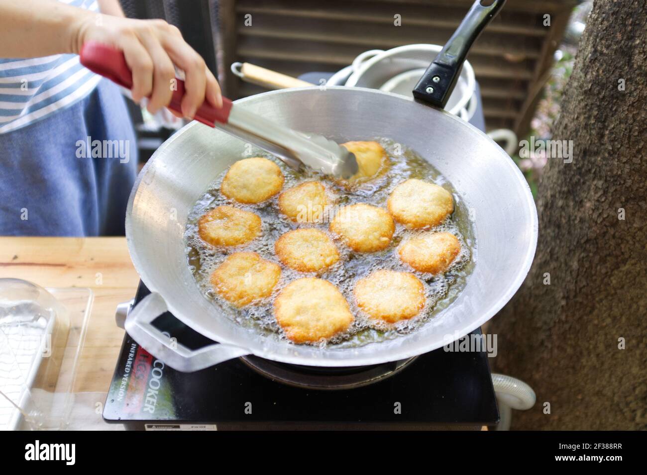 Tod man Kung oder Garnelen Pfannkuchen in heißen Pfanne , thai-Küche Stockfoto