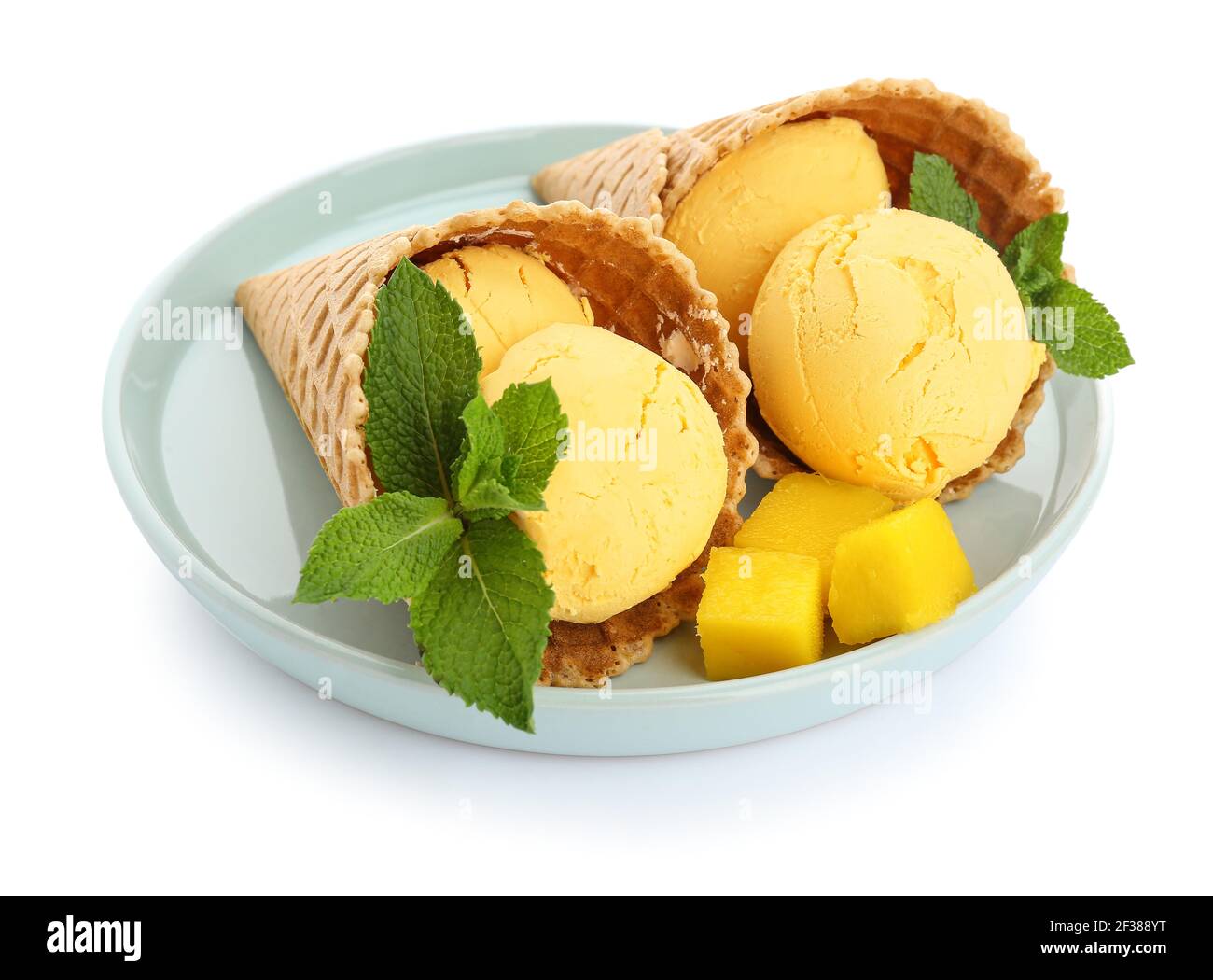 Teller mit Mango-Eis auf weißem Hintergrund Stockfoto