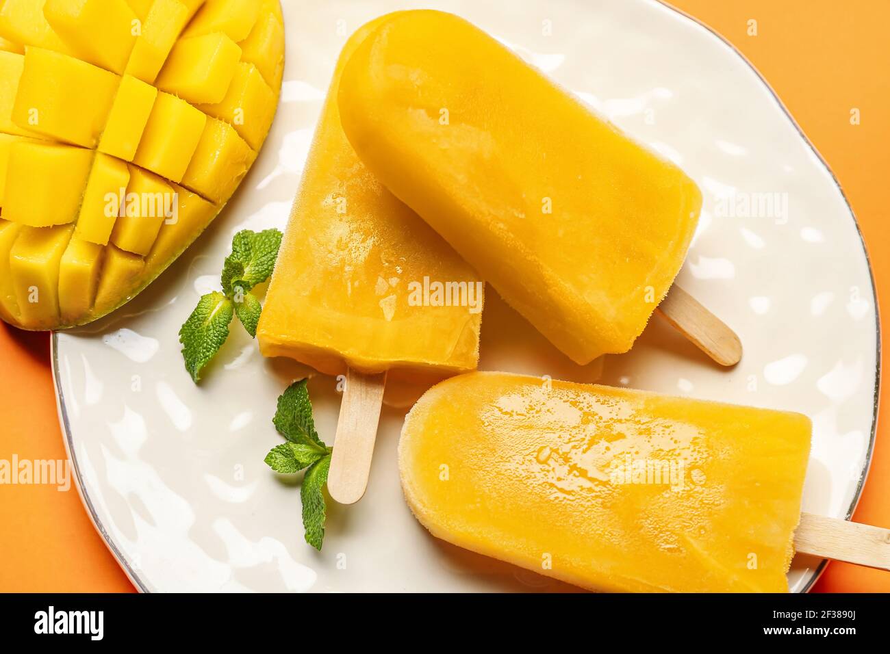 Komposition mit Mango-Eis auf farbigem Hintergrund Stockfoto