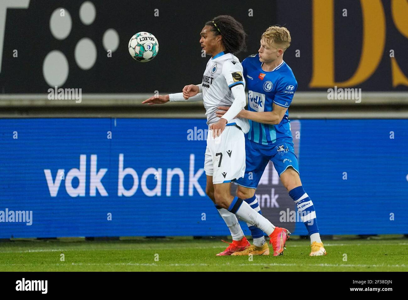 Gent Belgien Marz 15 Tahith Chong Vom Club Brugge Und Andreas Hanche Olsen Von Kaa Gent Wahrend Des Jupiler Pro League Spiels Zwischen Kaa Gent Und Cl Stockfotografie Alamy