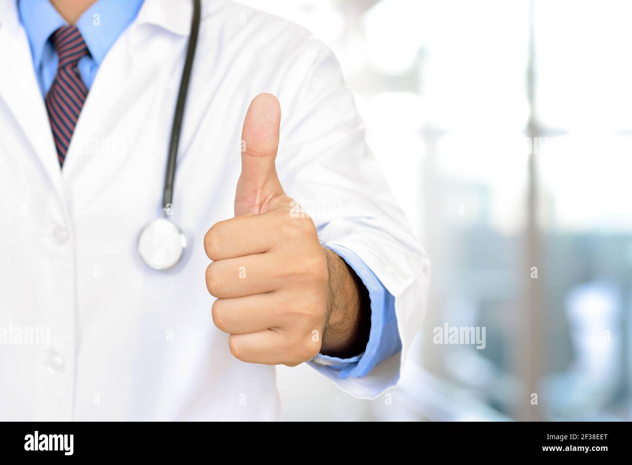 Arzt Hand mit Daumen nach oben Stockfoto