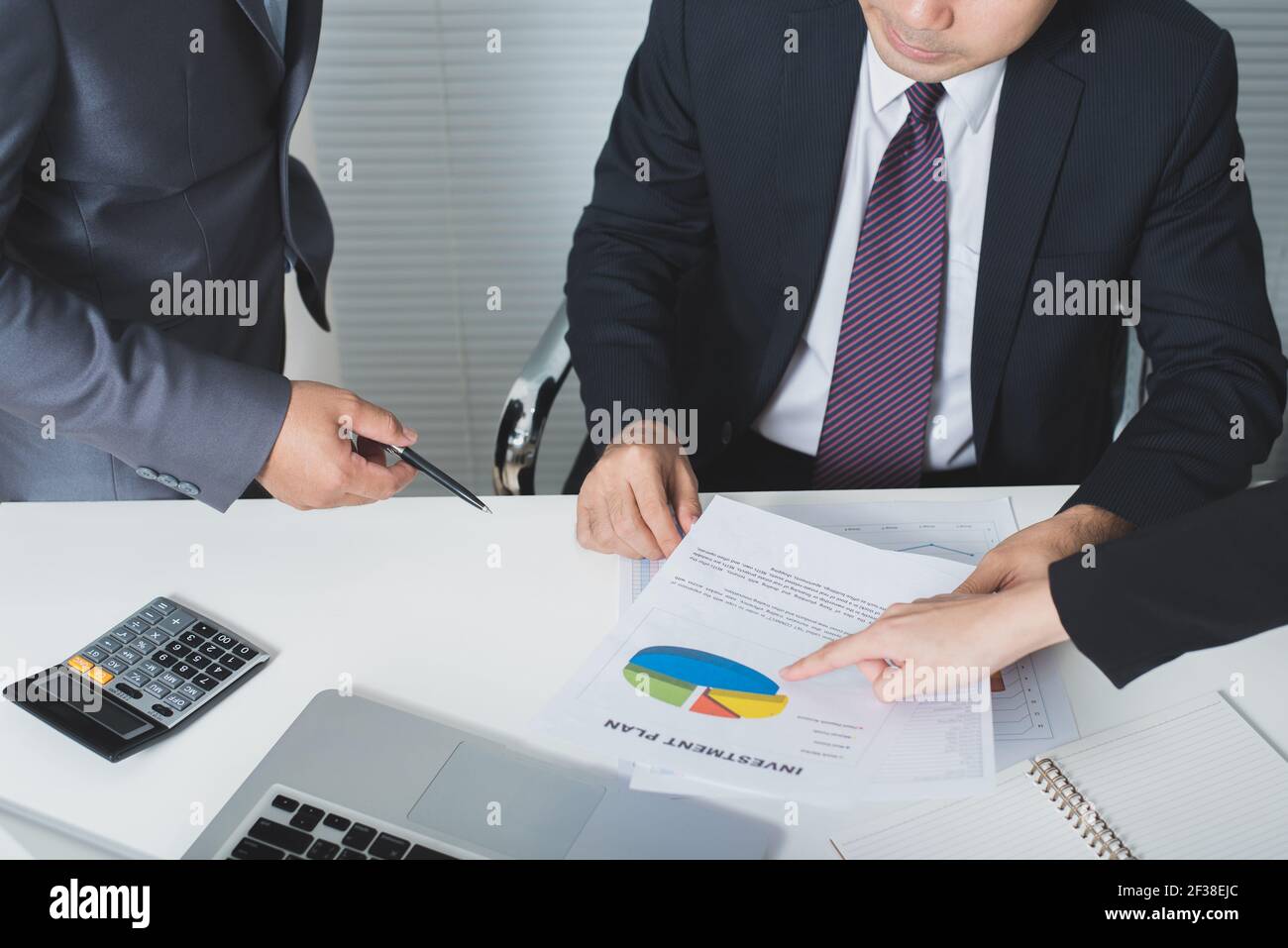 Geschäftsleute diskutieren Dokumente in der Besprechung - weicher Ton Stockfoto