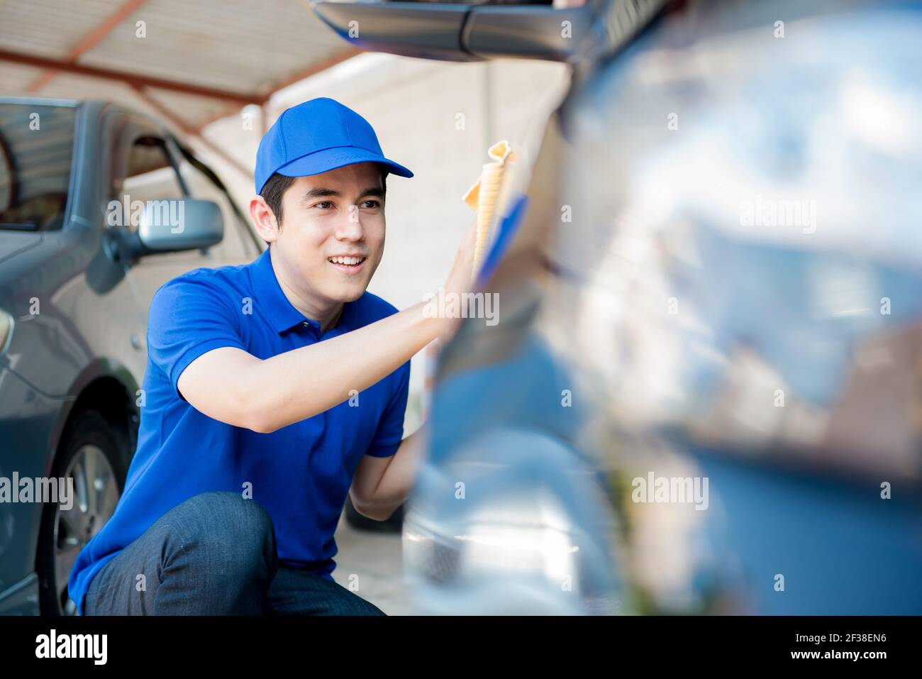 Ein Mann Polieren (Reinigung) Auto, Auto Detaillierung oder Valeting Konzept Stockfoto
