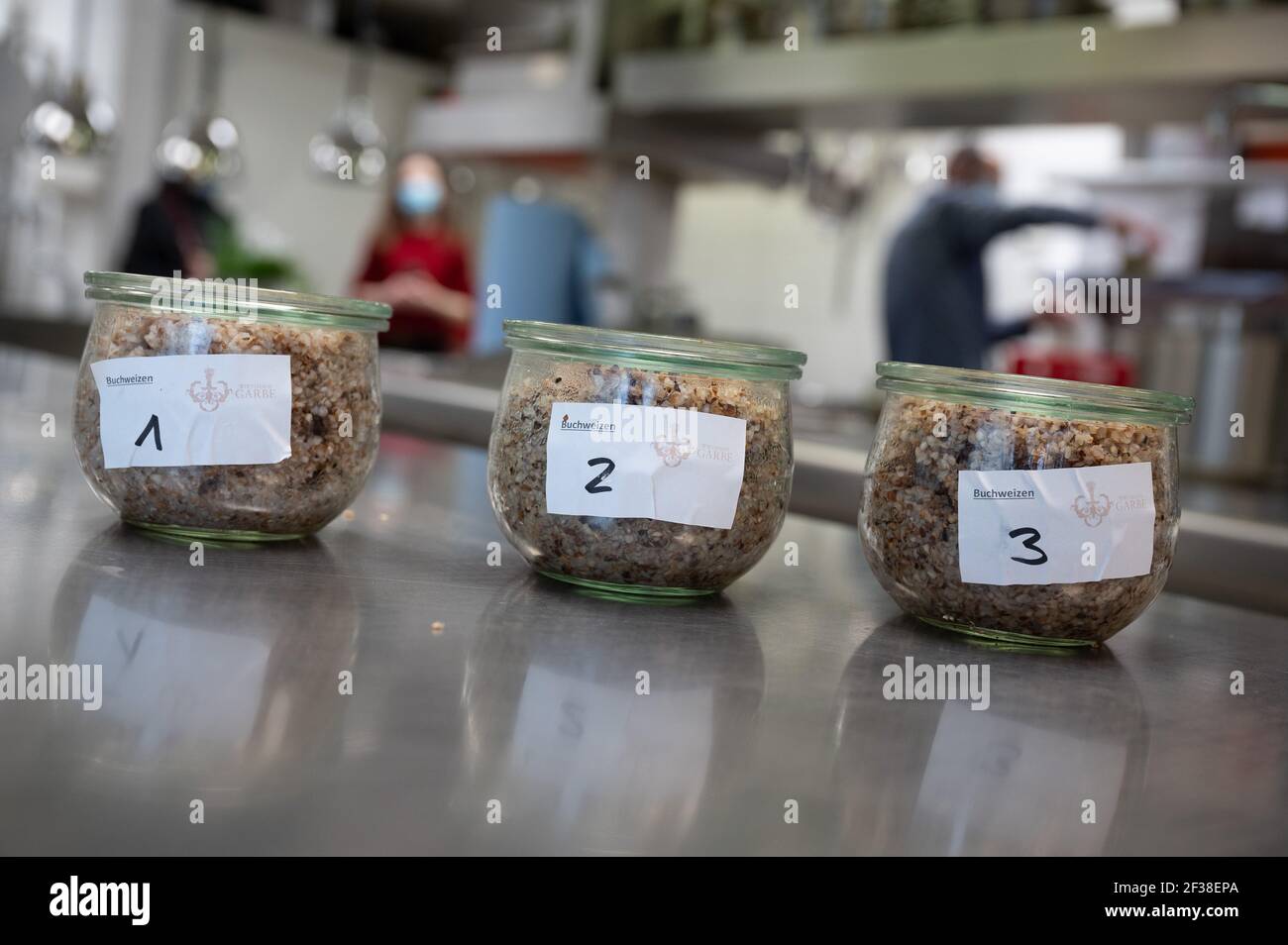 Stuttgart, Deutschland. März 2021, 05th. Verschiedene gekochte Weizen steht in einer Küche während eines Geschmackstests für Gerichte aus Buchweizen. (To dpa: 'Hohenheimer Forscher wollen ihre eigene Buchweizensorte züchten') Quelle: Sebastian Gollnow/dpa/Alamy Live News Stockfoto