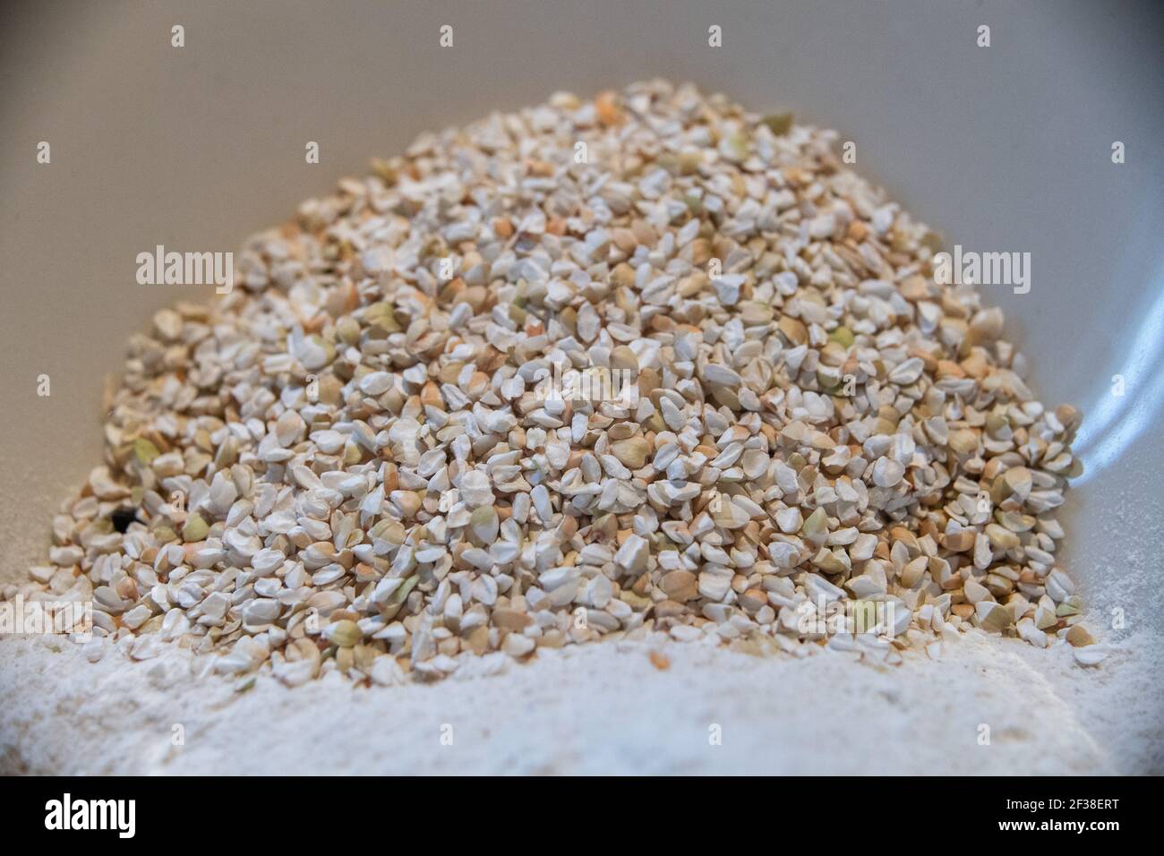 Stuttgart, Deutschland. März 2021, 05th. Buchweizen liegt während eines Geschmackstests für Gerichte aus Buchweizen in einer Schüssel. (To dpa: 'Hohenheimer Forscher wollen ihre eigene Buchweizensorte züchten') Quelle: Sebastian Gollnow/dpa/Alamy Live News Stockfoto