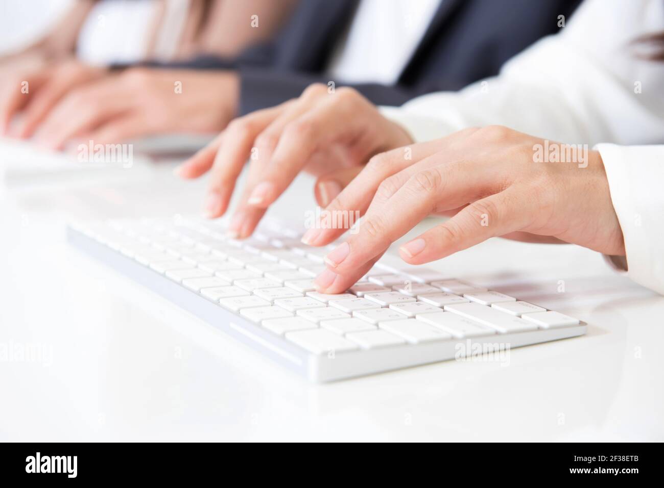 Hände tippen auf Computertastaturen Stockfoto