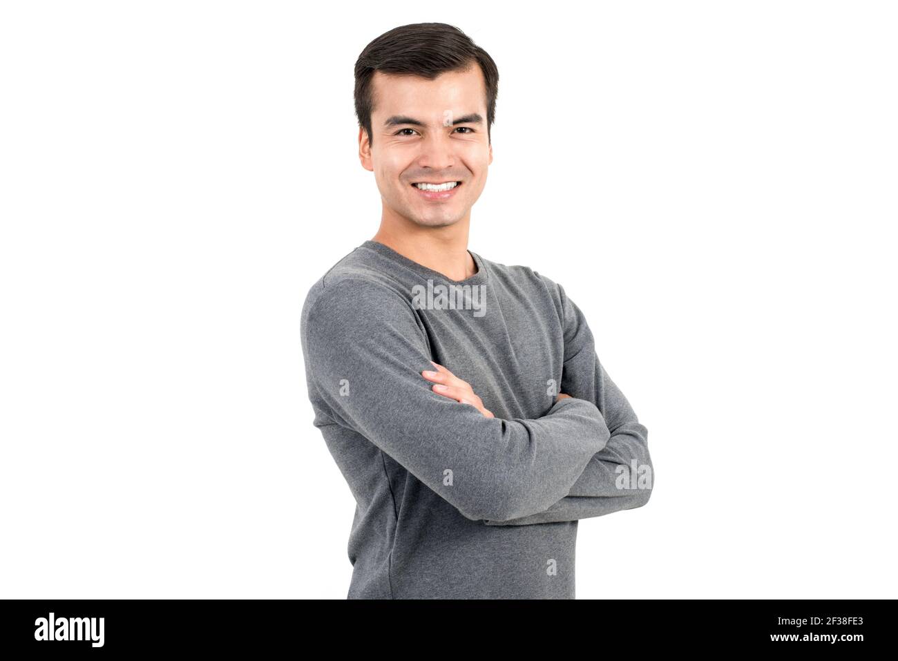 Porträt eines glücklichen lächelnden Mannes, der lässiges T-Shirt trägt und seine Arme kreuzt - isoliert auf weißem Hintergrund Stockfoto