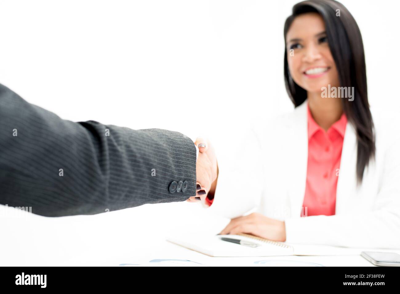 Hand des Geschäftsmannes, der Handschlag mit einer Geschäftsfrau macht Stockfoto