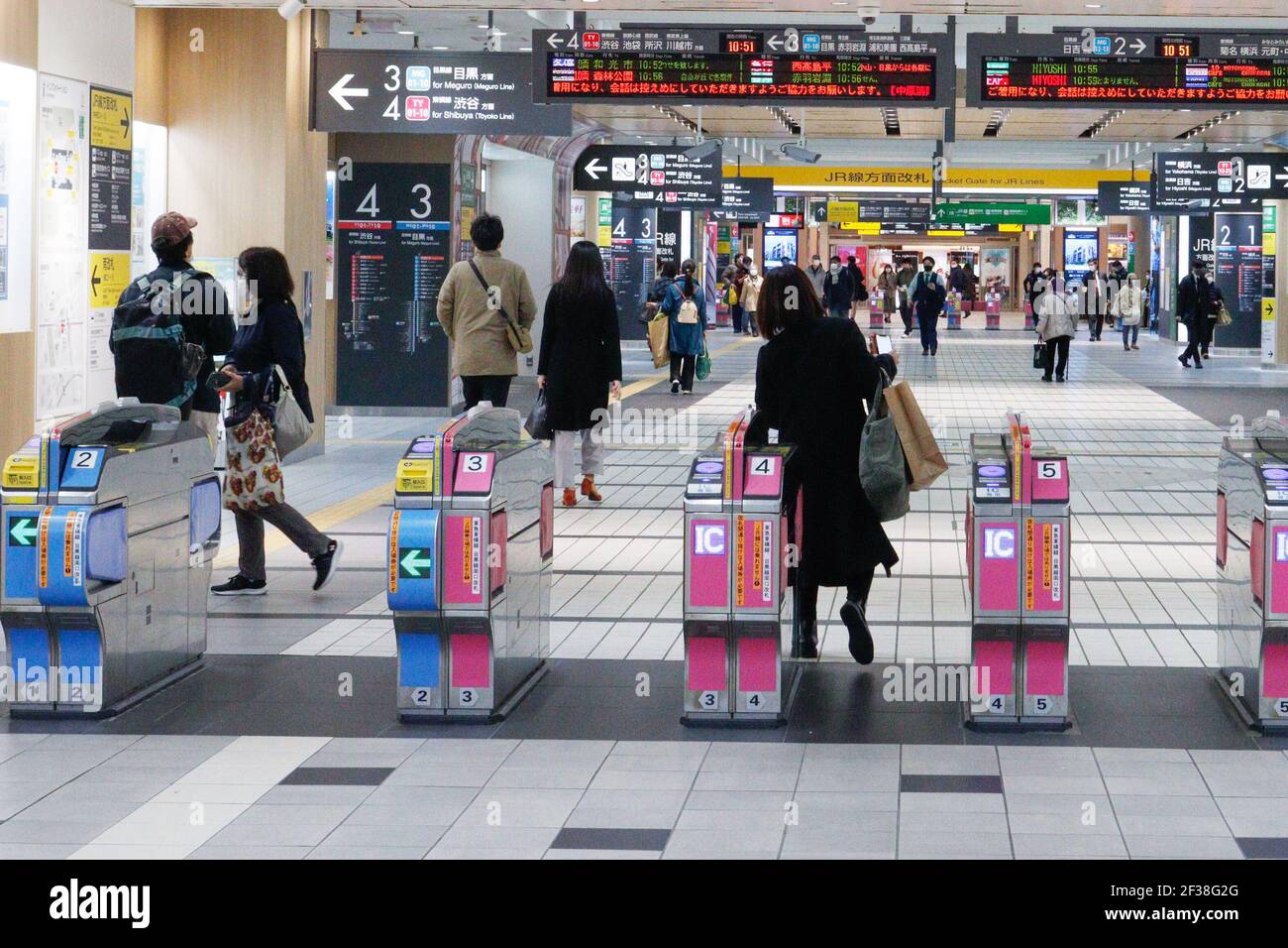 Tokio, Japan. März 2021, 11th. Pendler mit Gesichtsmasken als Vorsichtsmaßnahme gegen die Ausbreitung von covid-19 warten auf den nächsten Zug am Shinagawa Bahnhof. (Foto von James Matsumoto/SOPA Images/Sipa USA) Quelle: SIPA USA/Alamy Live News Stockfoto