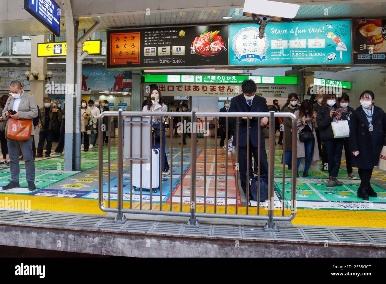 Tokio, Japan. März 2021, 10th. Pendler mit Gesichtsmasken als Vorsichtsmaßnahme gegen die Ausbreitung von covid-19 warten auf den nächsten Zug am Shinagawa Bahnhof. Kredit: James Matsumoto/SOPA Images/ZUMA Wire/Alamy Live Nachrichten Stockfoto