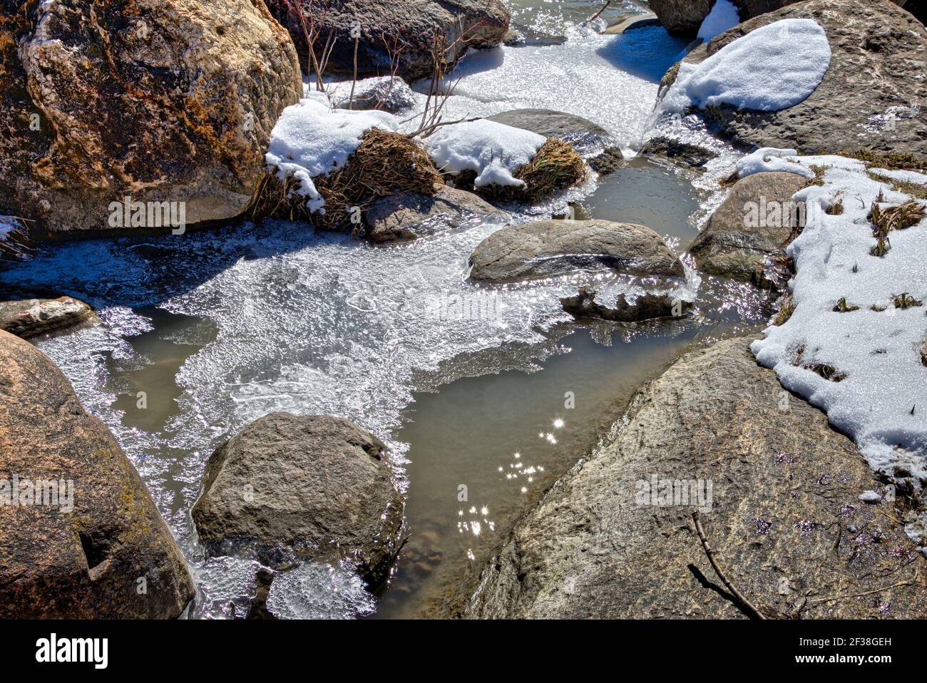 Blick auf Felsen und schmelzendes Eis am Flussufer Stockfoto