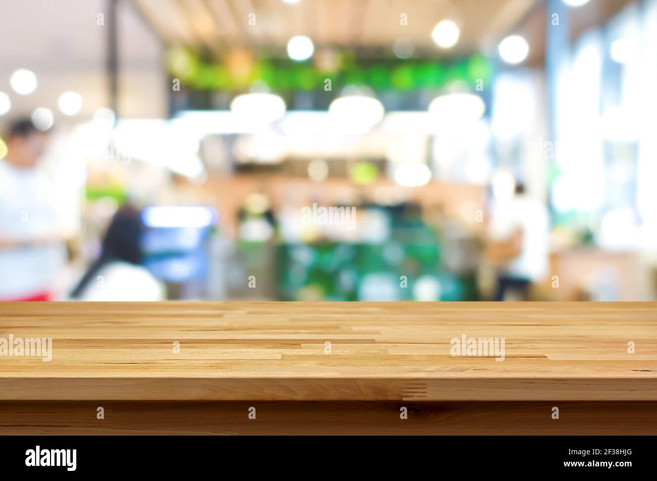 Holztischplatte auf Blur Cafe (Restaurant) Innenraum Hintergrund - Kann zur Anzeige oder Montage Ihrer Produkte verwendet werden Stockfoto