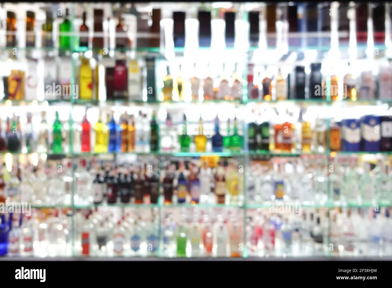 Verwischen Sie bunte Alkoholflaschen für Hintergrund Stockfoto