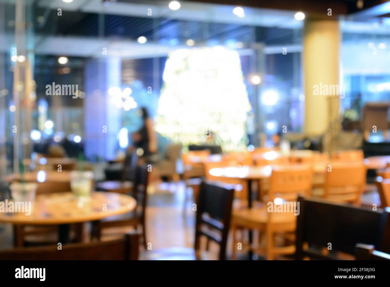 Verschwommenes Bild des Innenraums des Cafés, für den Hintergrund Stockfoto