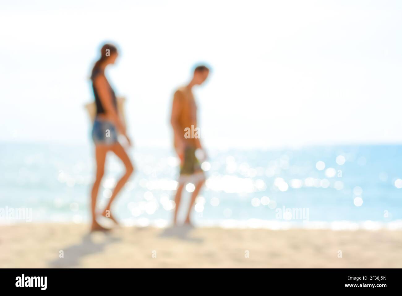 Verschwommenes Bild von Paar zu Fuß am Strand, Sommerurlaub Hintergrund Konzept Stockfoto