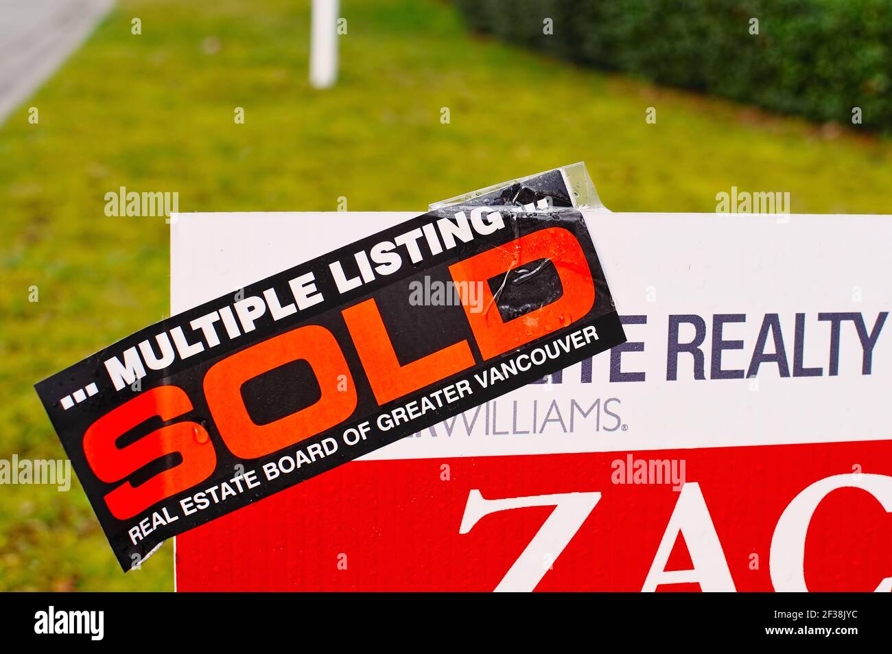 Multiple Listing VERKAUFT Zeichen auf dem Boulevard vor einem Wohnhaus, das verkauft wurde. Real Estate Board of Greater Vancouver. Stockfoto