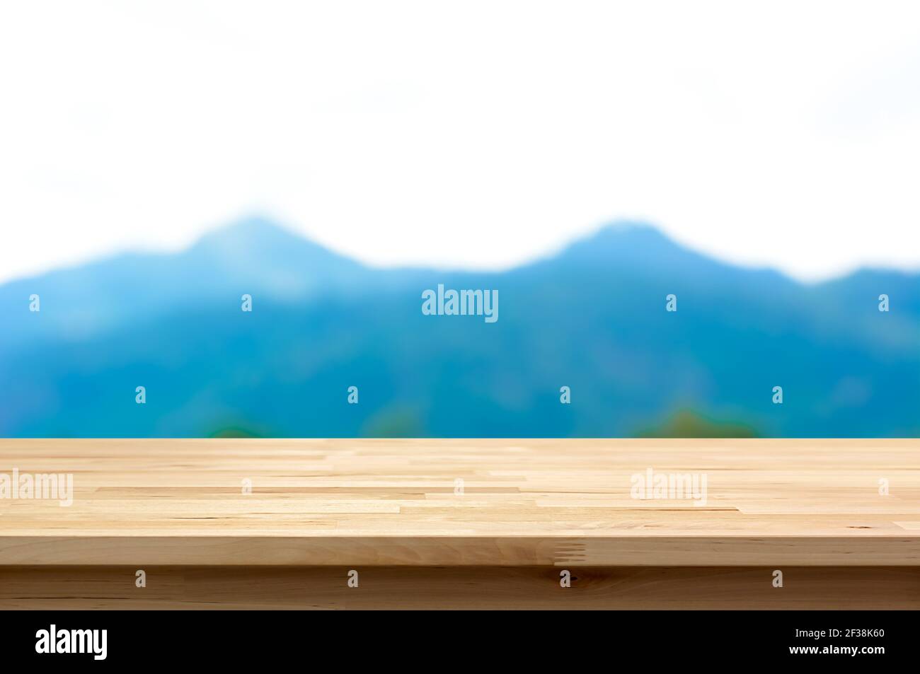 Holztischplatte auf verwackelte Berg Hintergrund - kann sein Wird zur Anzeige oder Montage Ihrer Produkte verwendet Stockfoto