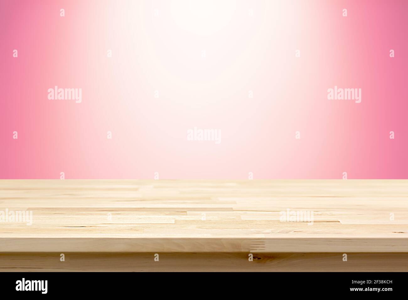 Holztischplatte auf rosa Farbverlauf abstrakter Hintergrund - Dose Für die Anzeige oder Montage Ihrer Produkte verwendet werden Stockfoto