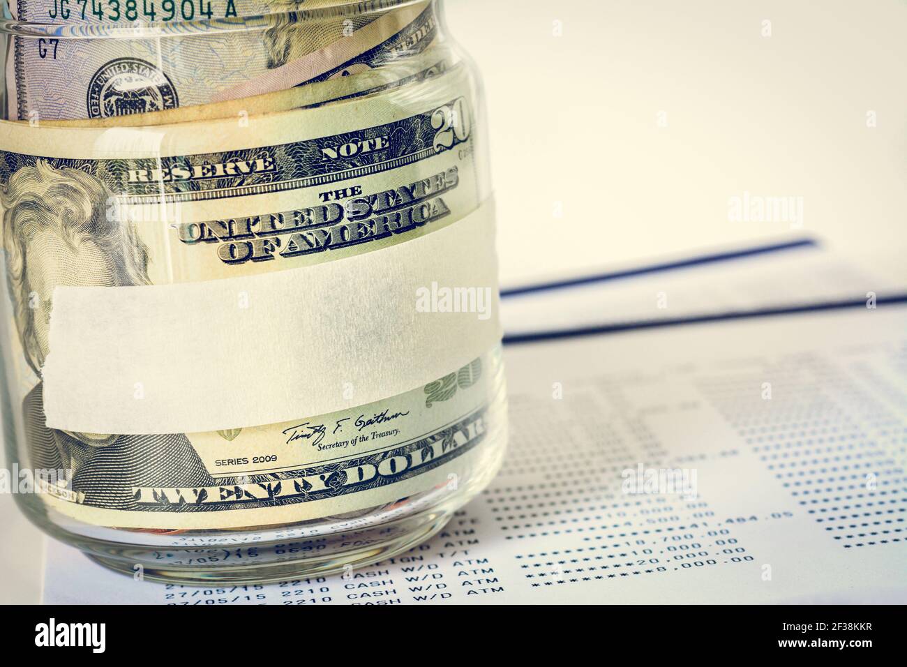 Geld, US-Dollar (USD) Banknoten, im Glas mit leerem Etikett - Finanz-, Geschäfts-, Investitions- und Rechnungslegungskonzepte Stockfoto