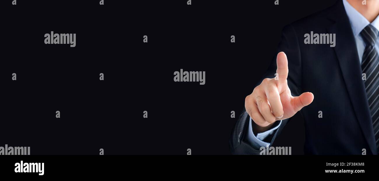 Geschäftsmann Hand zeigt auf leeren Raum auf schwarzem Panorama (Header) Hintergrund - kann als Benutzeroberfläche oder virtuell verwendet werden Bildschirmhintergrund Stockfoto