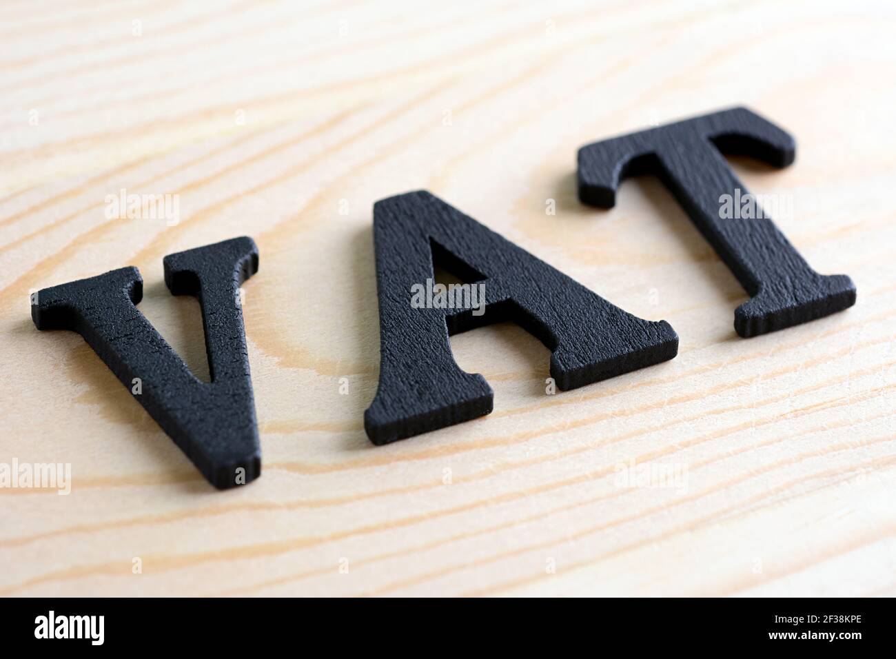 MwSt.-Buchstaben (steht für Mehrwertsteuer) auf Holzhintergrund Stockfoto