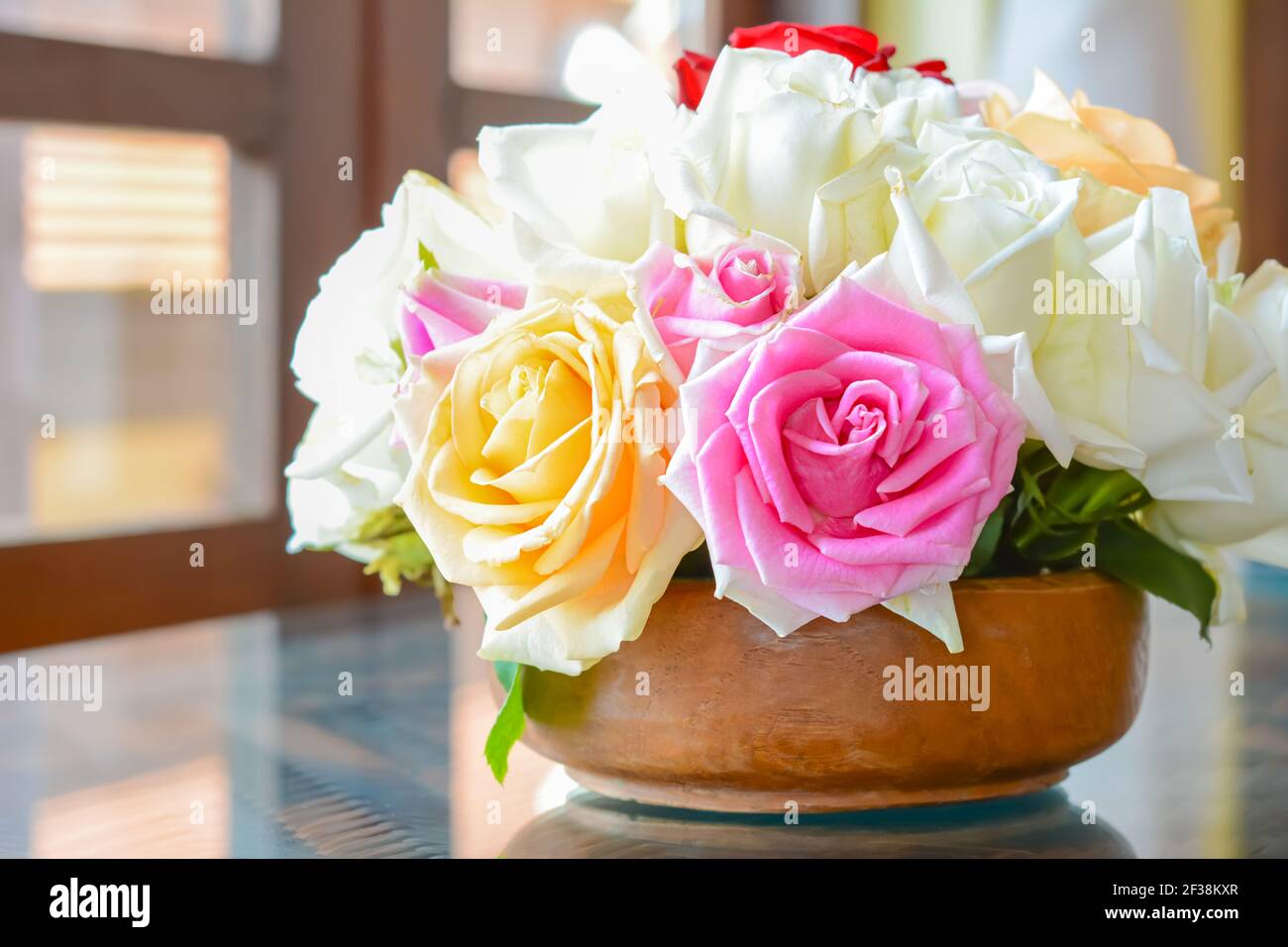 Bunte Rosen auf dem Tisch Stockfoto