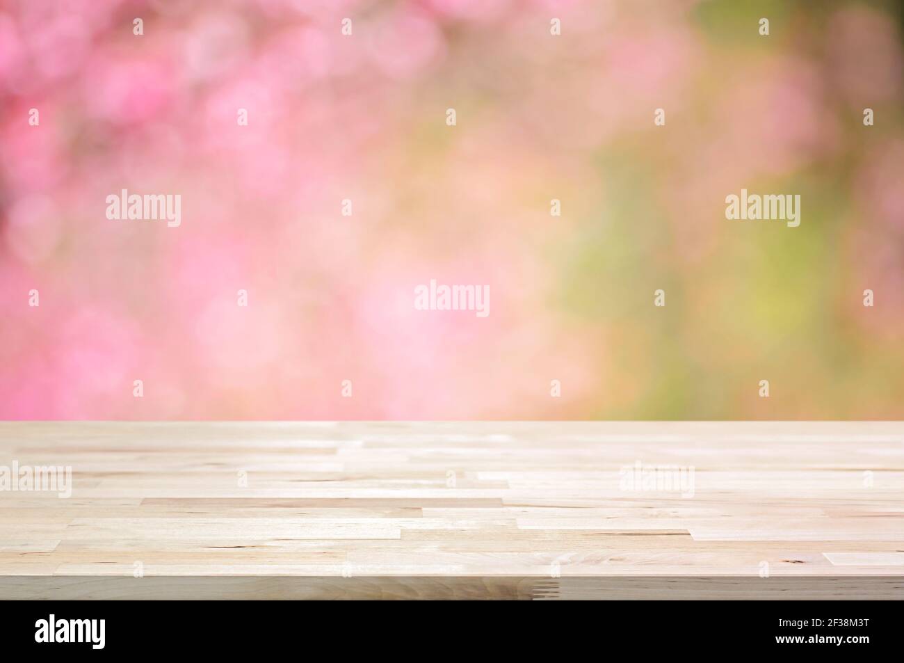 Holztischplatte auf verschwommenem Hintergrund von rosa Kirschblüte Blumen - kann für die Anzeige oder Montage Ihrer Produkte verwendet Stockfoto