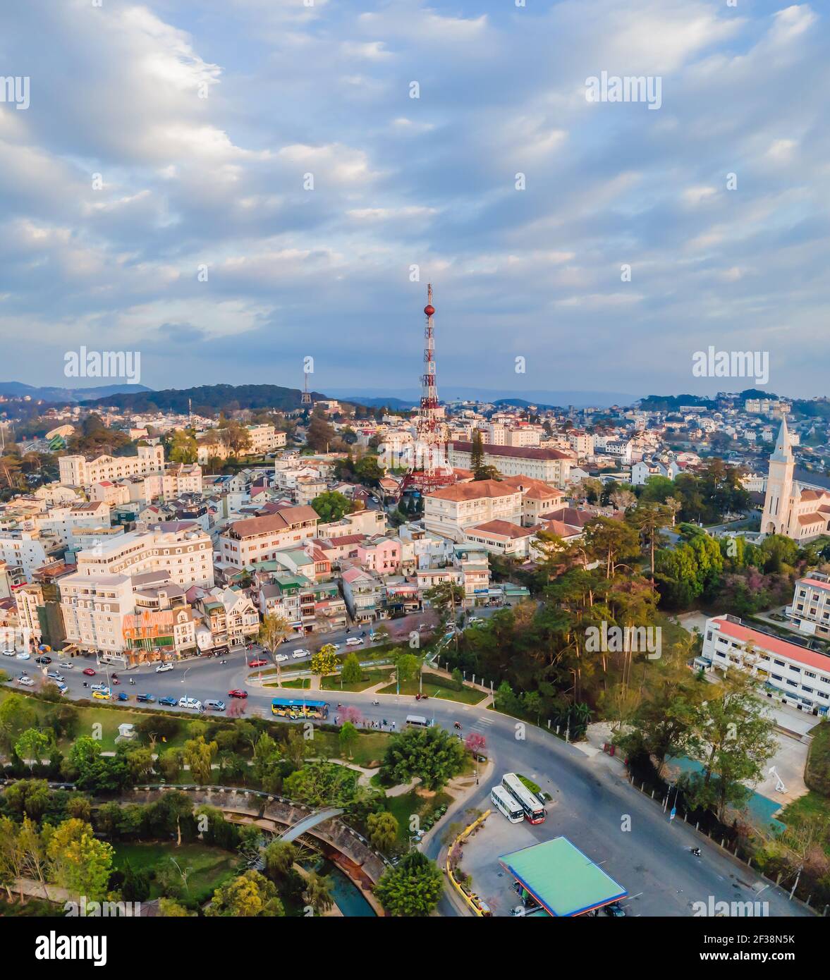Luftaufnahme der Stadt Dalat. Die Stadt liegt auf dem Langbischen Plateau in den südlichen Teilen der Region Zentralhochland in Vietnam Stockfoto