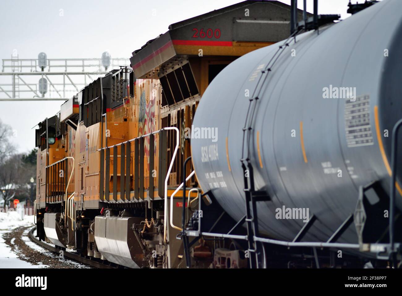 West Chicago, Illinois, USA. Ein Güterzug der Union Pacific Railroad, der seinen Weg zu einem Signalturm bahnte. Stockfoto